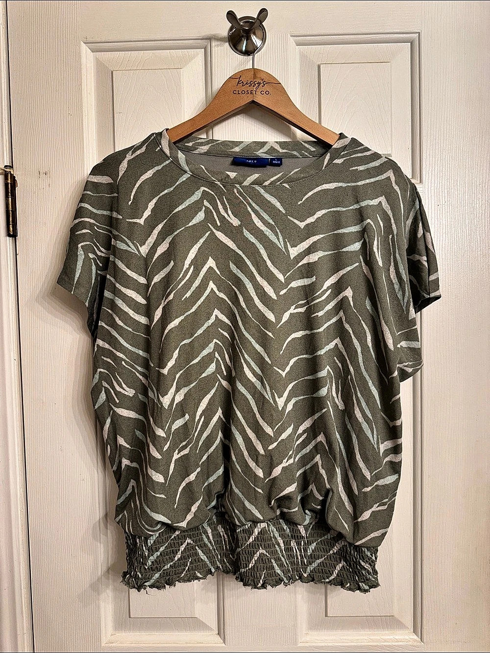 APT.9 Zebra Print Blouse in Green & White Size Large Like New